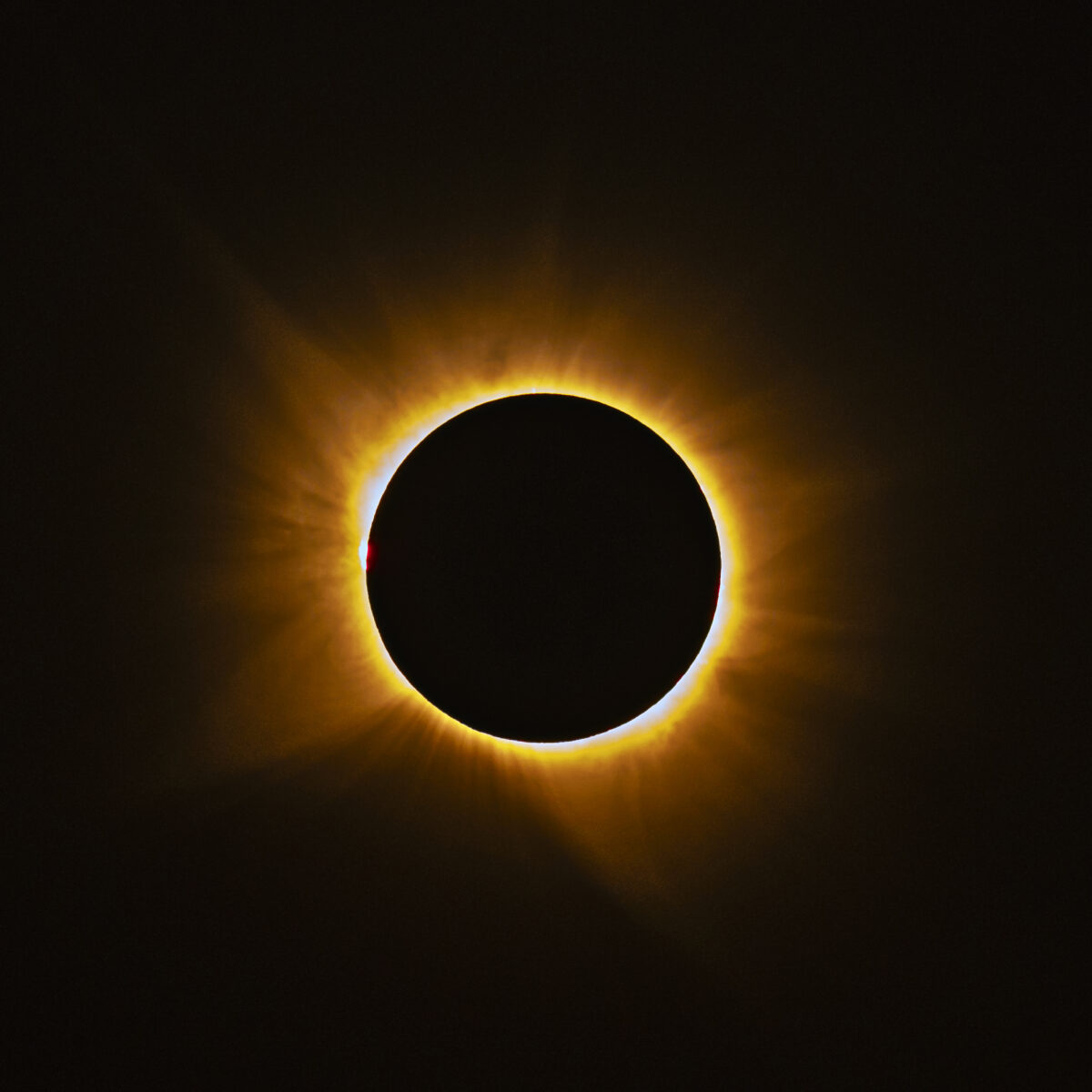 Corona Solar en Máximo Esplendor Durante el Eclipse Total de Sol de 2026