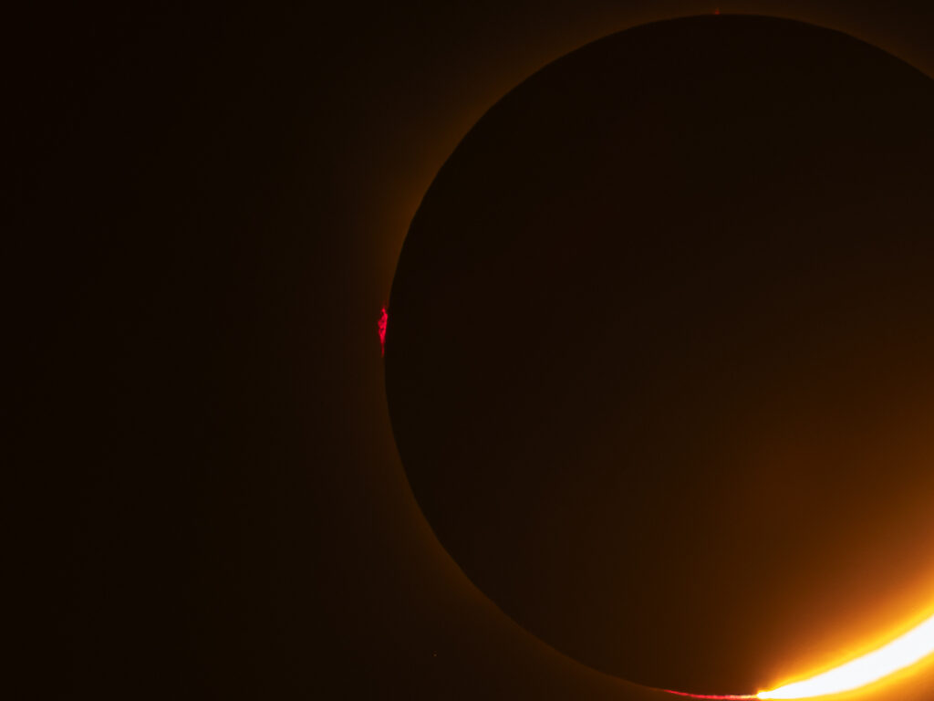 Efecto anillo de diamante y protuberancia solar durante el eclipse solar total del 12 de agosto de 2026.